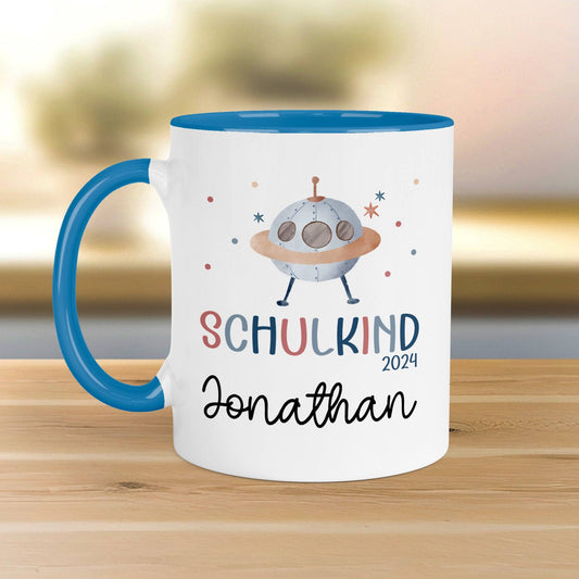 Schulkind 2024 mit UFO-Weltraum-Motiv Kindertasse - personalisierte Kakao Tasse mit Namen - ideales Einschulungsgeschenk  kleinebuchstaben   