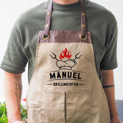 Grillmeister Grillschürze personalisiert für Männer mit Name & Kunstleder zum Geburtstag - Weihnachten Baumwollschürze, Küchenschürze  kleinebuchstaben Braun - Beige Grillmeister Mütze 