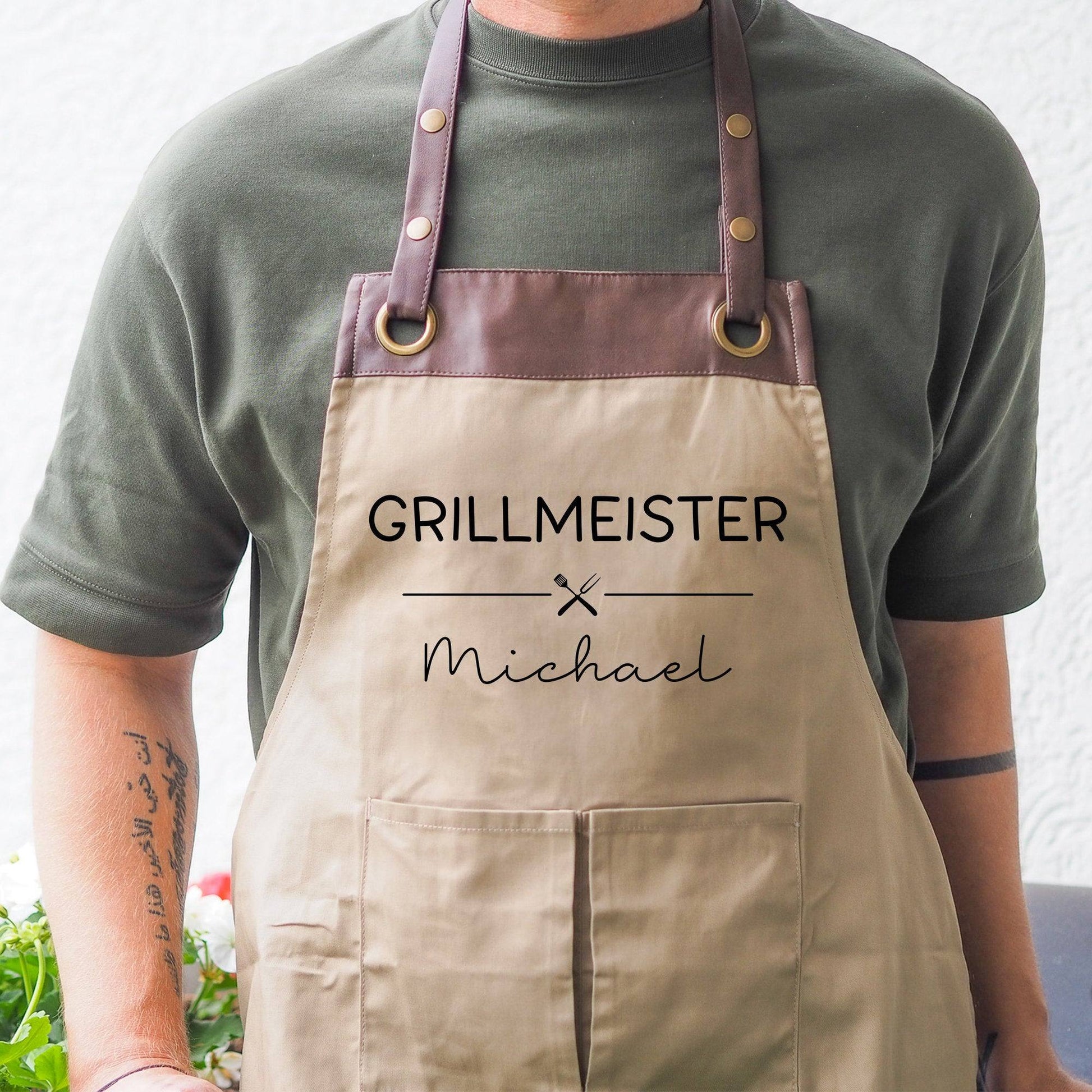 Grillschürze Grillmeister personalisiert für Männer mit Kunstleder Applikation zum 60. Geburtstag -Baumwollschürze, Küchenschürze, Geschenk  kleinebuchstaben Braun - Beige Grillmeister 