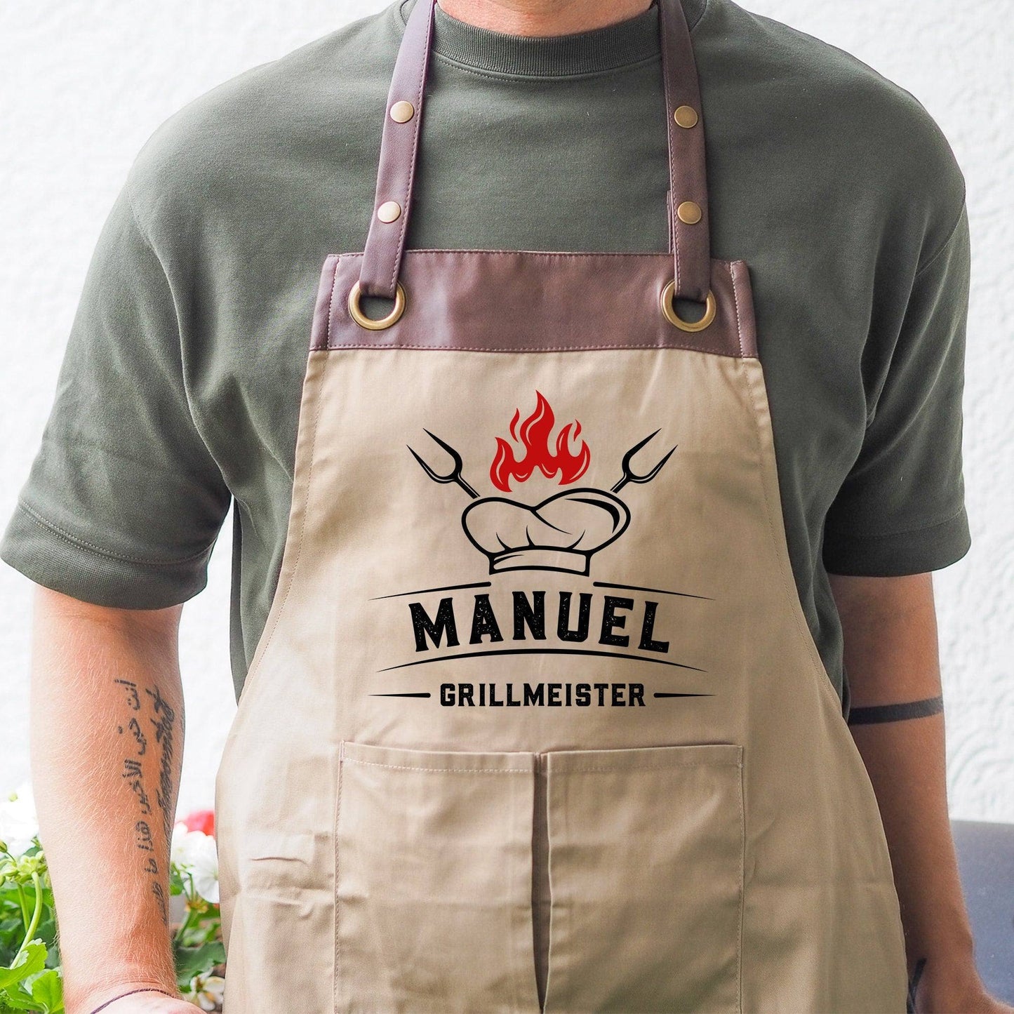 Grillschürze Kochmütze personalisiert für Männer mit Name Kunstleder Applikation zum Geburtstag - Weihnachten Baumwollschürze, Küchenschürze  kleinebuchstaben Braun - Beige Flamme Grillmeister 