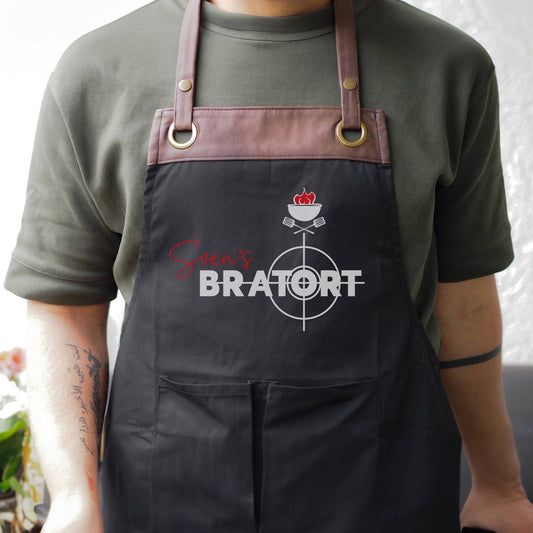 Grillschürze personalisiert Bratort für Männer mit Name & Kunstleder zum Geburtstag - Weihnachten Baumwollschürze, Küchenschürze, Schürze  kleinebuchstaben Braun - Schwarz Bratort 