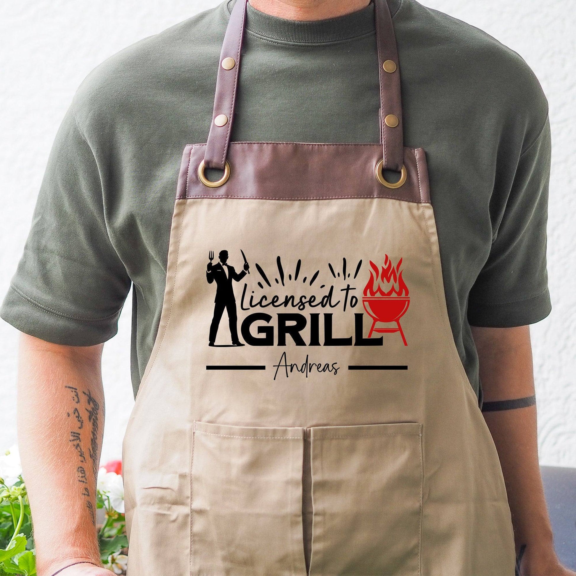 Grillschürze personalisiert Lizenz zum Grillen für Männer mit Name & Kunstleder zum Geburtstag - Weihnachten Baumwollschürze, Küchenschürze  kleinebuchstaben Braun - Beige Lizenz zum Grillen 