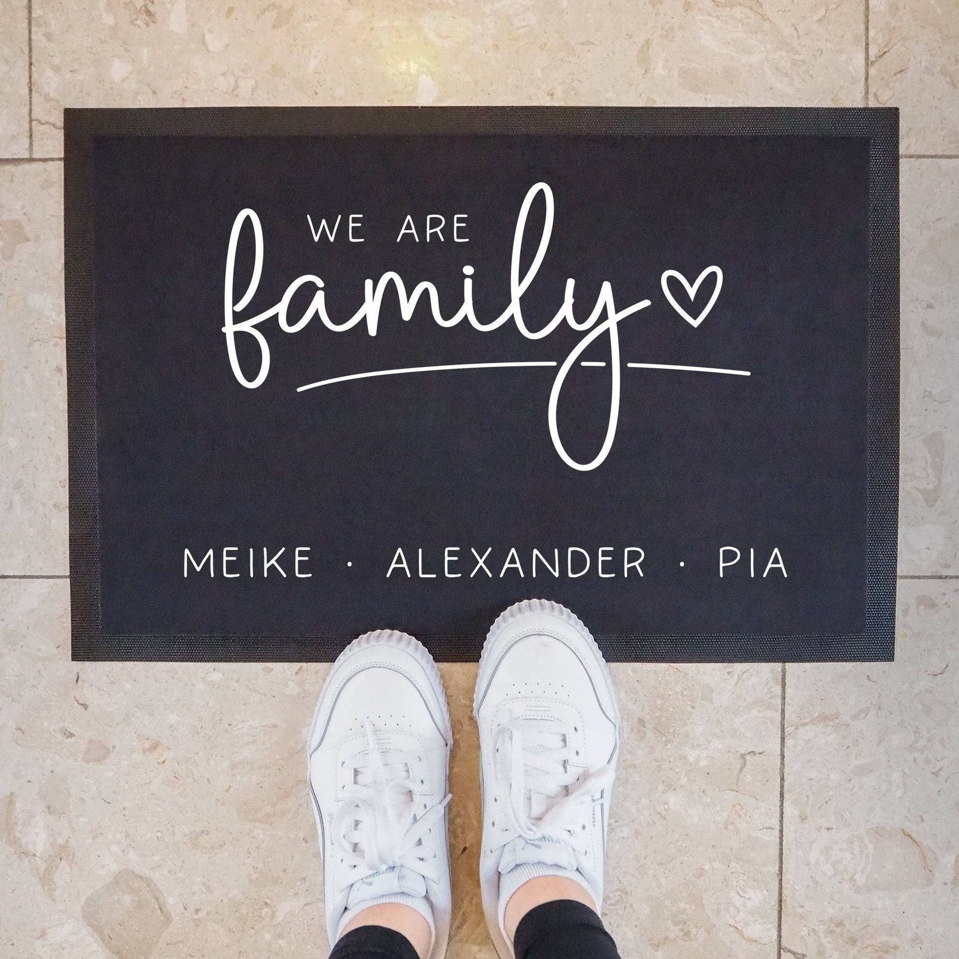 Personalisierte Fußmatte - Fussmatte mit Wunschnamen | We are Family |  60 x 40 cm | Geschenkidee zum Umzug, Einzug für Familien  kleinebuchstaben   