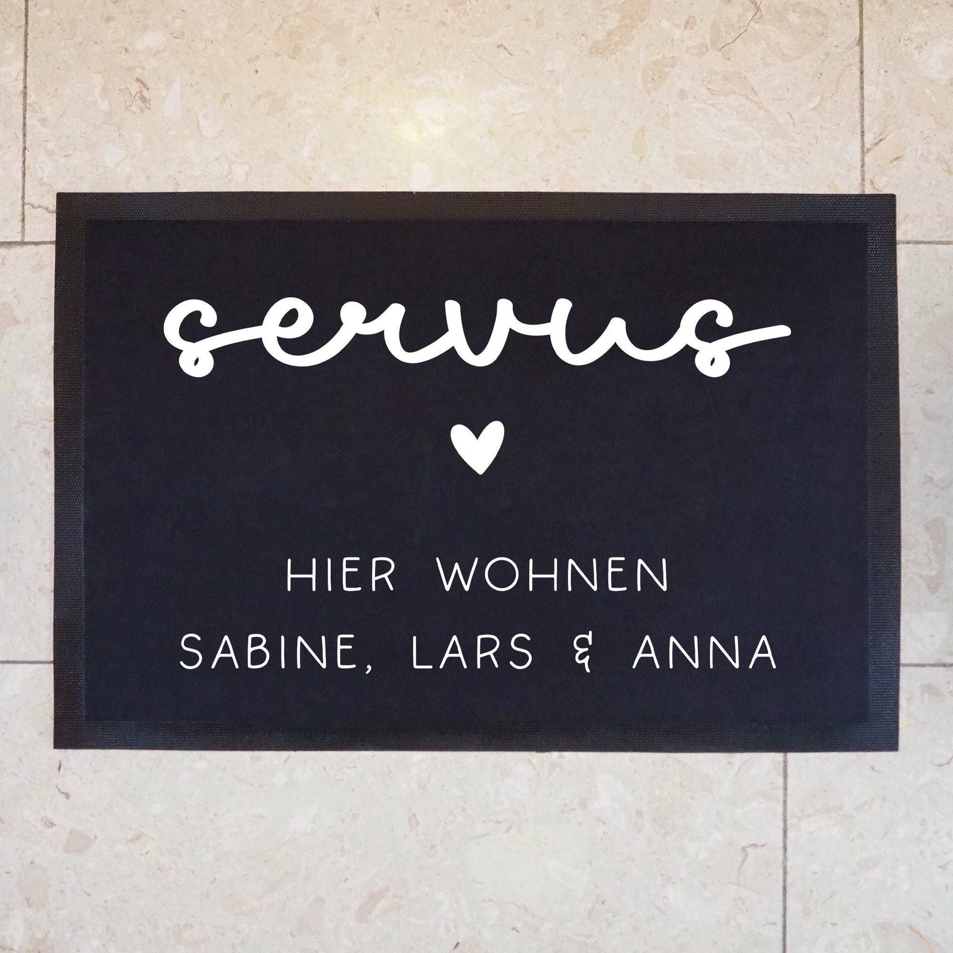 Personalisierte Fußmatte - Fussmatte mit Wunschnamen | Servus - Hier wohnen | 60x 40 cm | Geschenkidee zum Umzug, Einzug für Familien, Umzug  kleinebuchstaben   