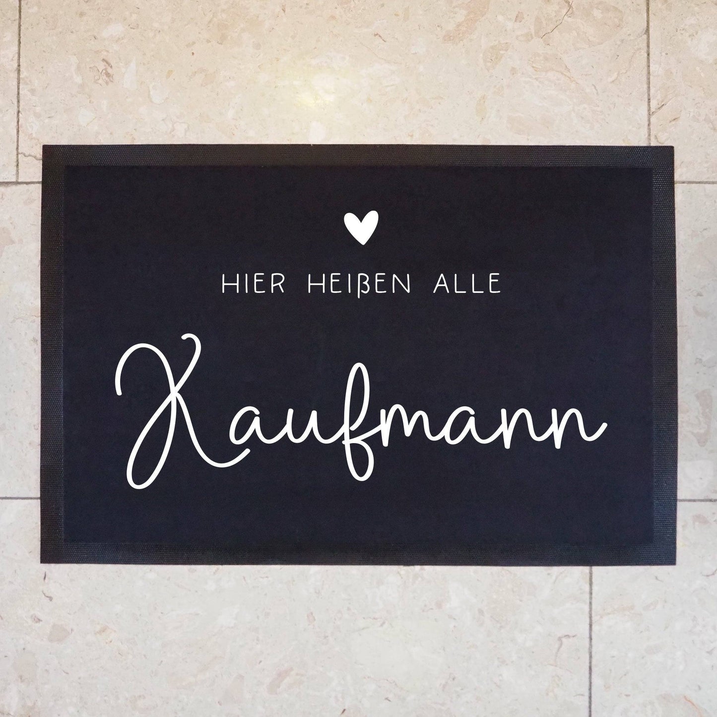 Personalisierte Fußmatte - Fussmatte mit Wunschnamen | Hier heißen alle... | 60 x 40 cm | Geschenkidee zum Umzug, Einzug für Familien, Umzug  kleinebuchstaben   