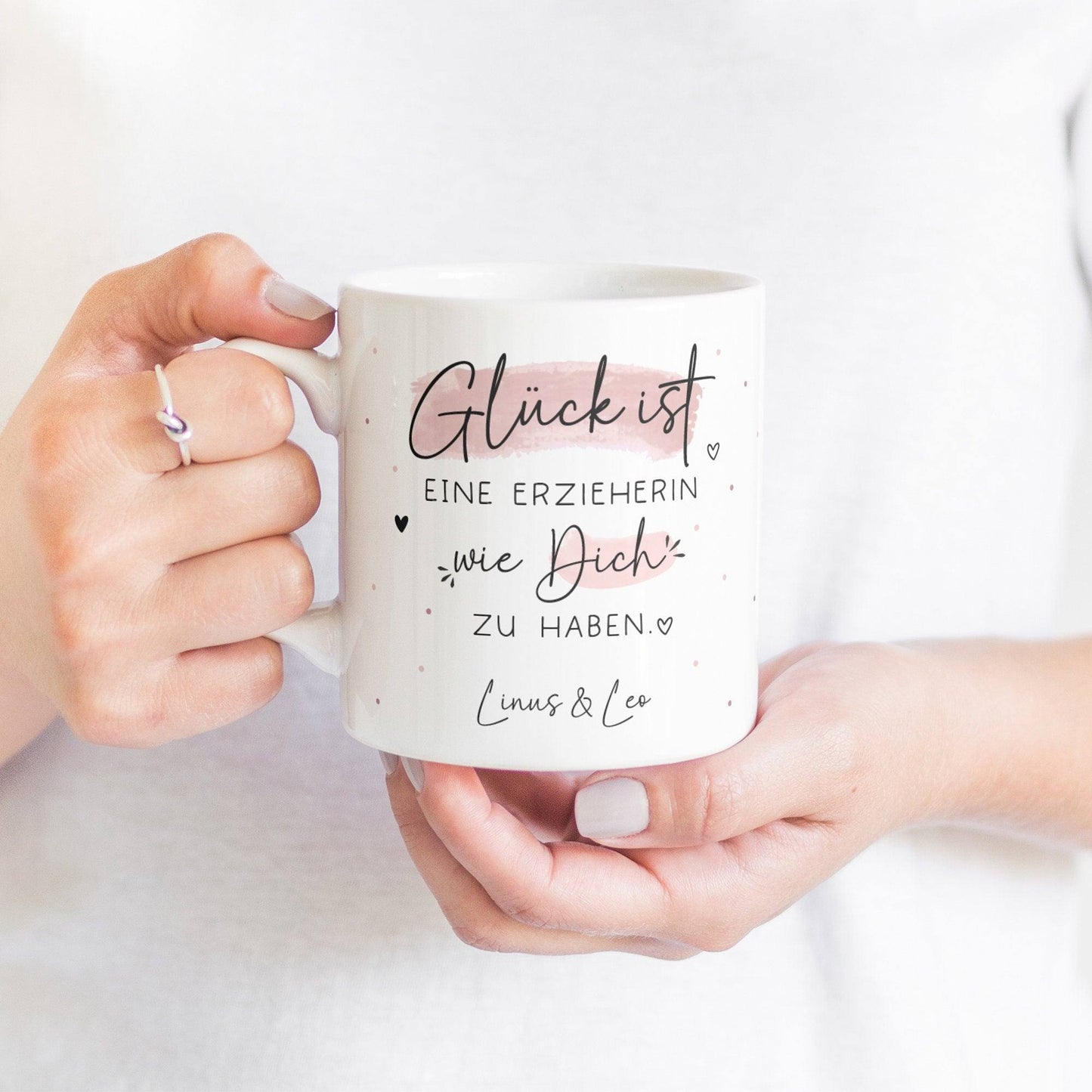 Personalisierte Tasse – Glück ist eine ERZIEHERIN wie dich zu haben -Geschenk zum Geburtstag, Ostern, Weihnachten mit Wunschnamen,Betreuerin  kleinebuchstaben   