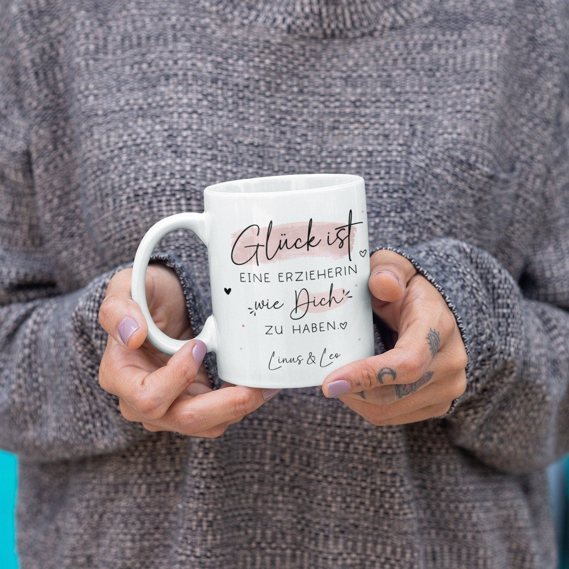 Personalisierte Tasse – Glück ist eine ERZIEHERIN wie dich zu haben -Geschenk zum Geburtstag, Ostern, Weihnachten mit Wunschnamen,Betreuerin  kleinebuchstaben   