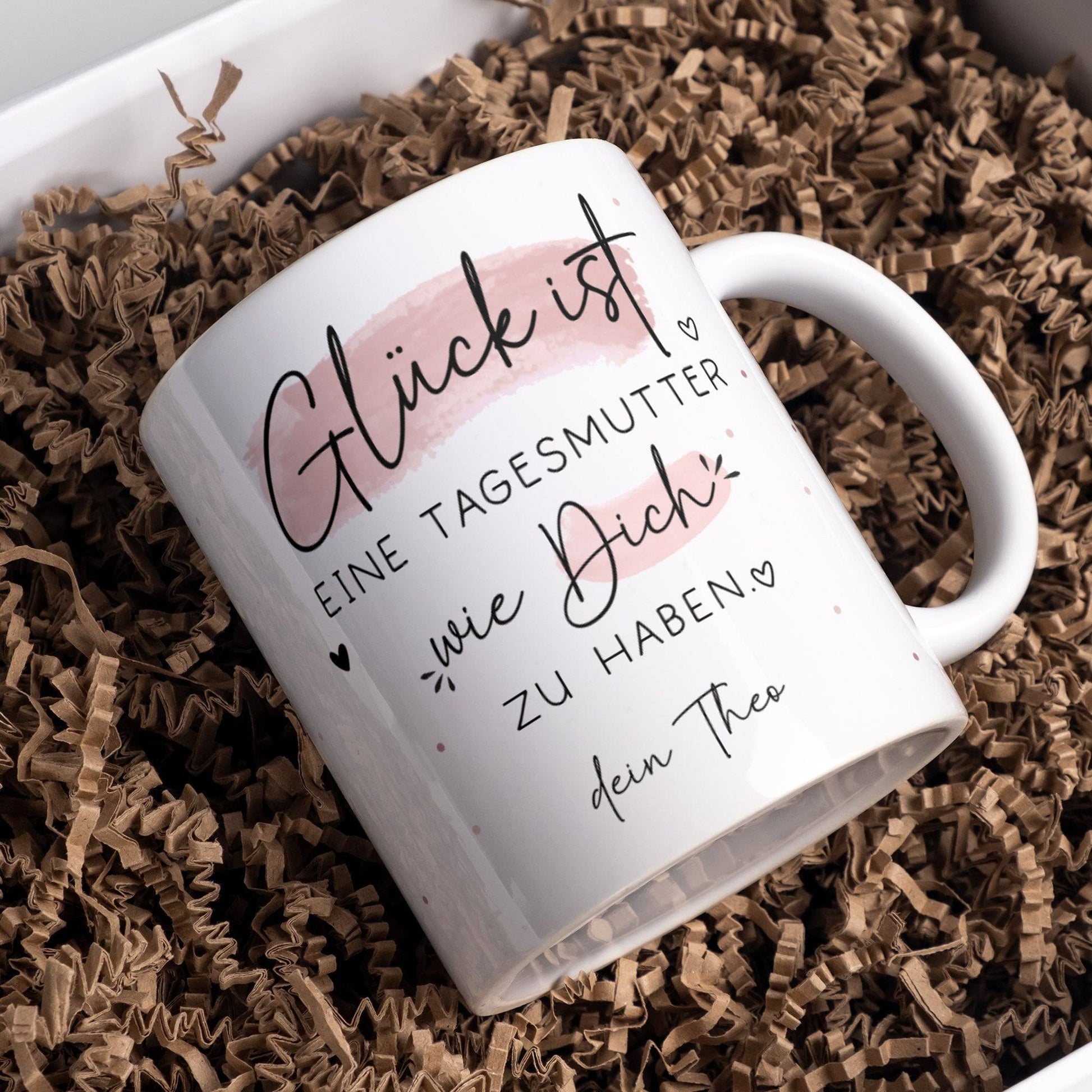 Handgefertigte Personalisierte Tasse mit Wunschnamen – Glück ist eine TAGESMUTTER wie dich zu haben - Geschenk zu Ostern, Weihnachten - Name  kleinebuchstaben   