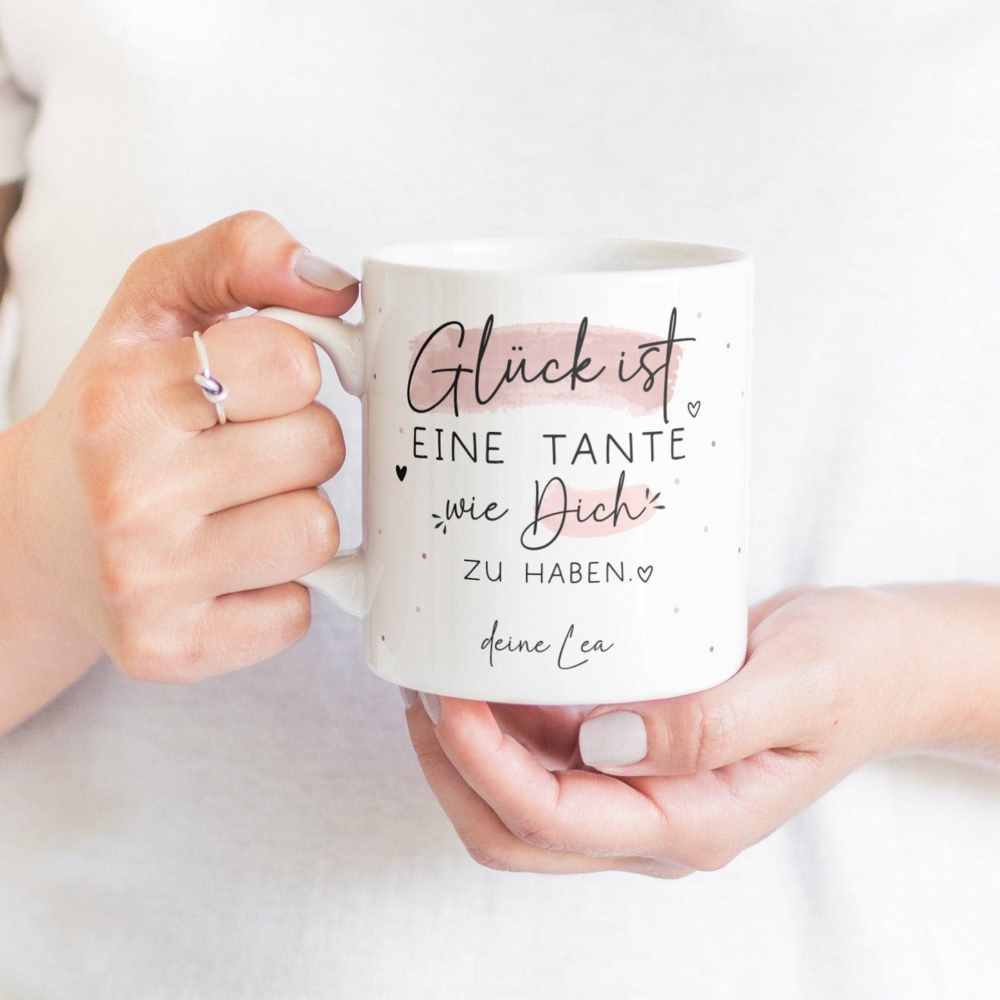 Handgefertigte Personalisierte Tasse mit Wunschnamen – Glück ist eine TANTE wie dich zu haben - Geschenk zu Ostern, Weihnachten, Geburtstag  kleinebuchstaben   