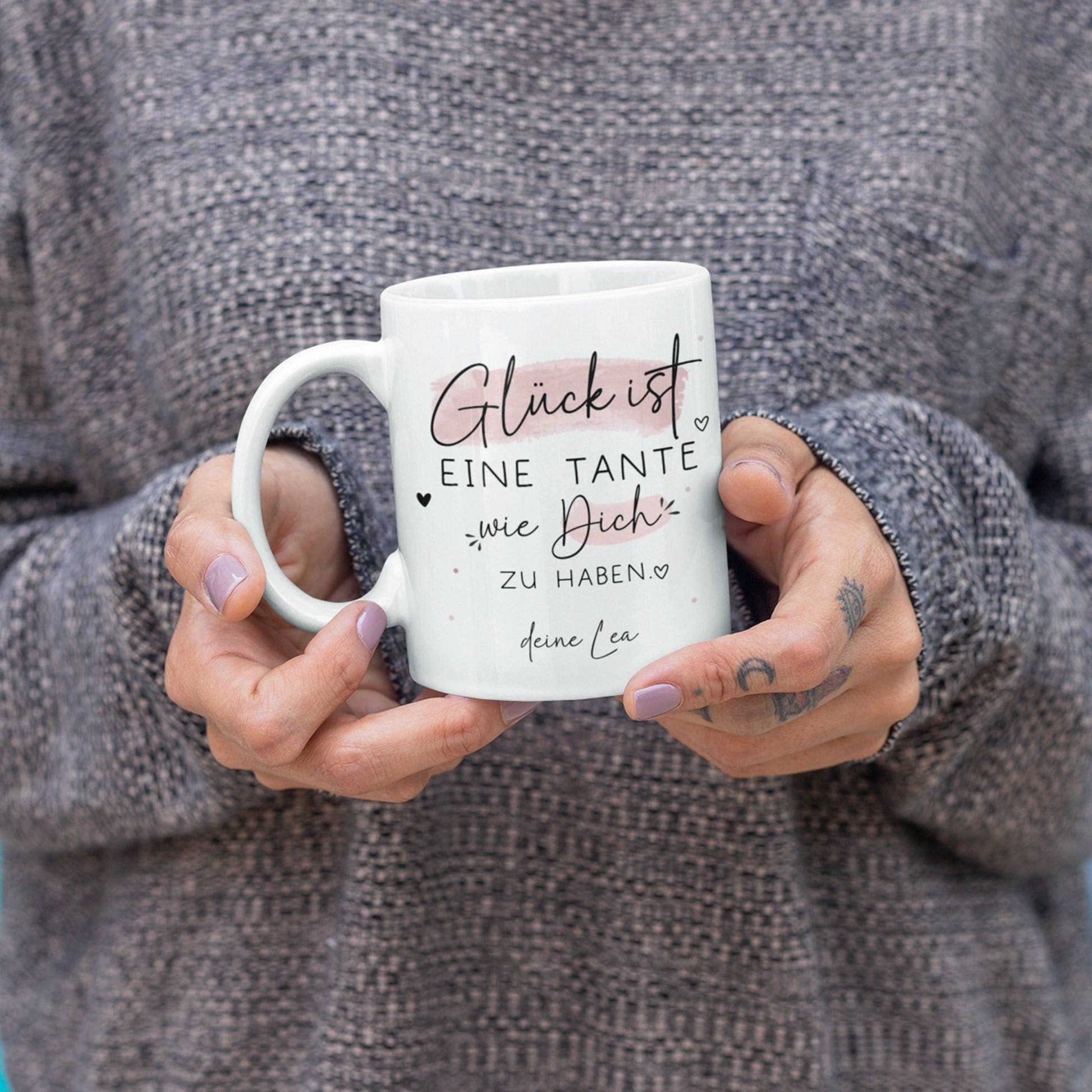 Handgefertigte Personalisierte Tasse mit Wunschnamen – Glück ist eine TANTE wie dich zu haben - Geschenk zu Ostern, Weihnachten, Geburtstag  kleinebuchstaben   