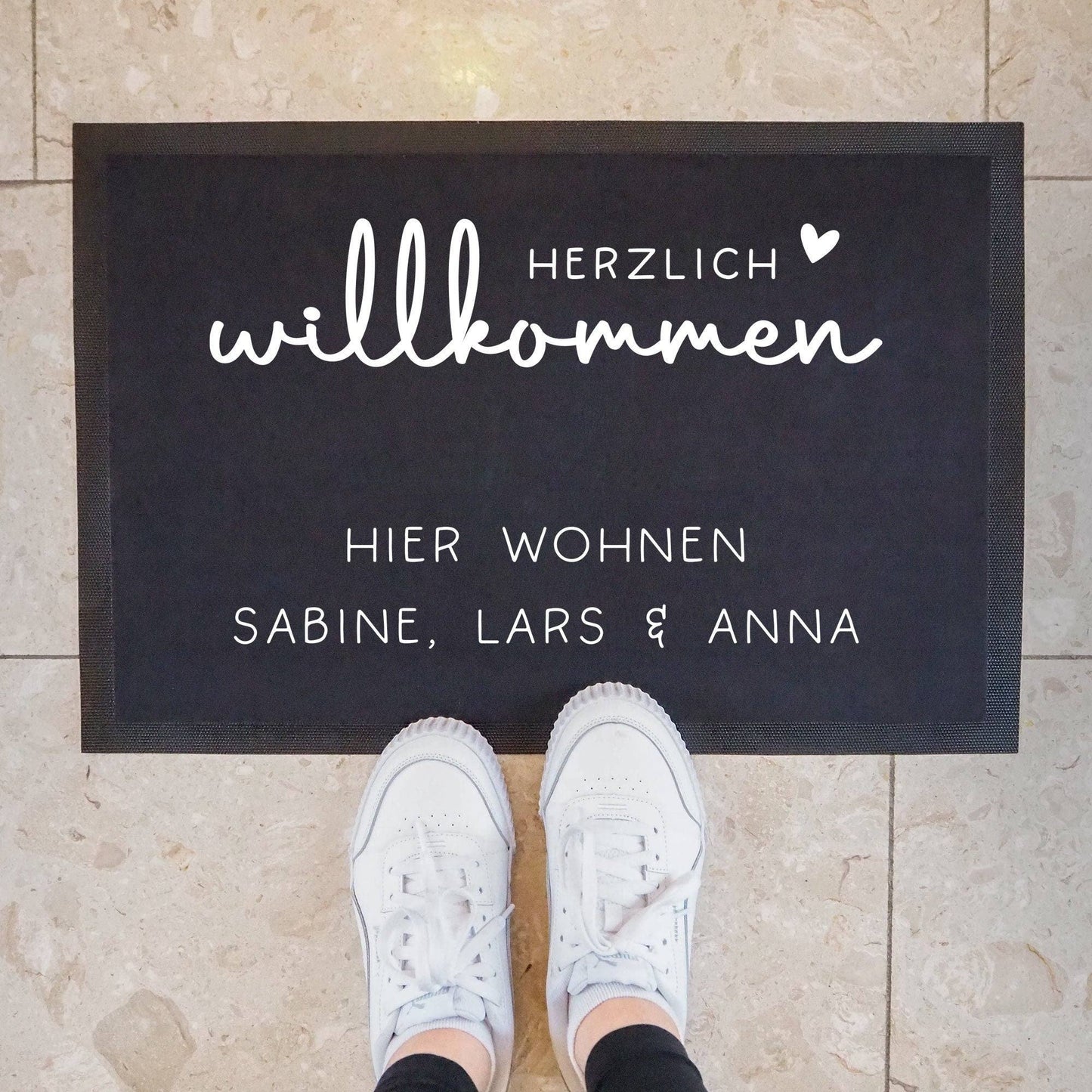 Personalisierte Fußmatte - Fussmatte mit Wunschnamen, Türvorleger, Türmatte| 60 x 40 cm | Geschenkidee zum Umzug, Einzug für Familien, Umzug  kleinebuchstaben Herzlich Willkommen  