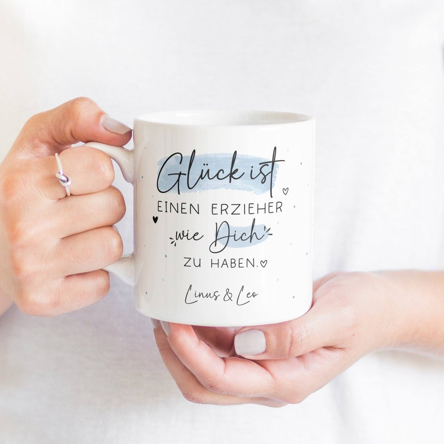 Personalisierte Tasse: "Glück ist einen Erzieher wie dich zu haben".Perfektes Geschenk zum Geburtstag, Ostern, Weihnachten oder zum Abschied  kleinebuchstaben   