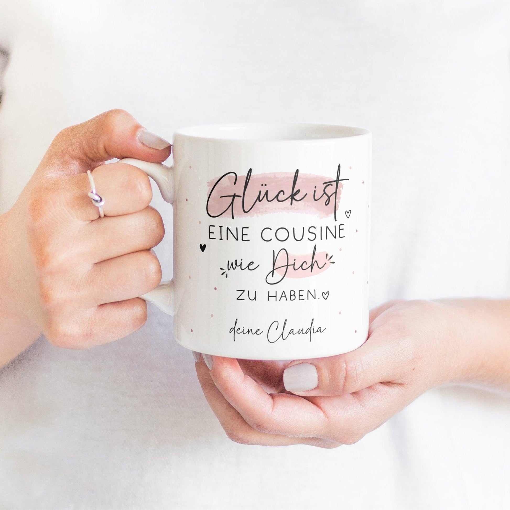 Handgefertigte Personalisierte Tasse – Glück ist eine COUSINE wie dich zu haben - Geschenk zum Geburtstag, Ostern, Weihnachten - Wunschnamen  kleinebuchstaben   