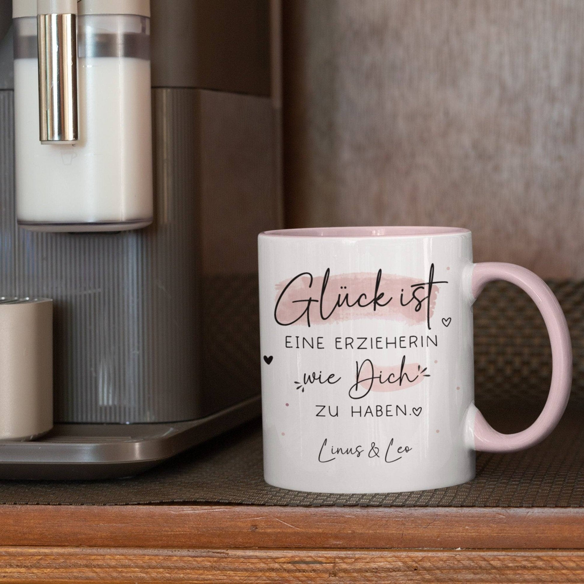 Personalisierte Tasse – Glück ist eine ERZIEHERIN wie dich zu haben -Geschenk zum Geburtstag, Ostern, Weihnachten mit Wunschnamen,Betreuerin  kleinebuchstaben Wunschtext - Rosa  