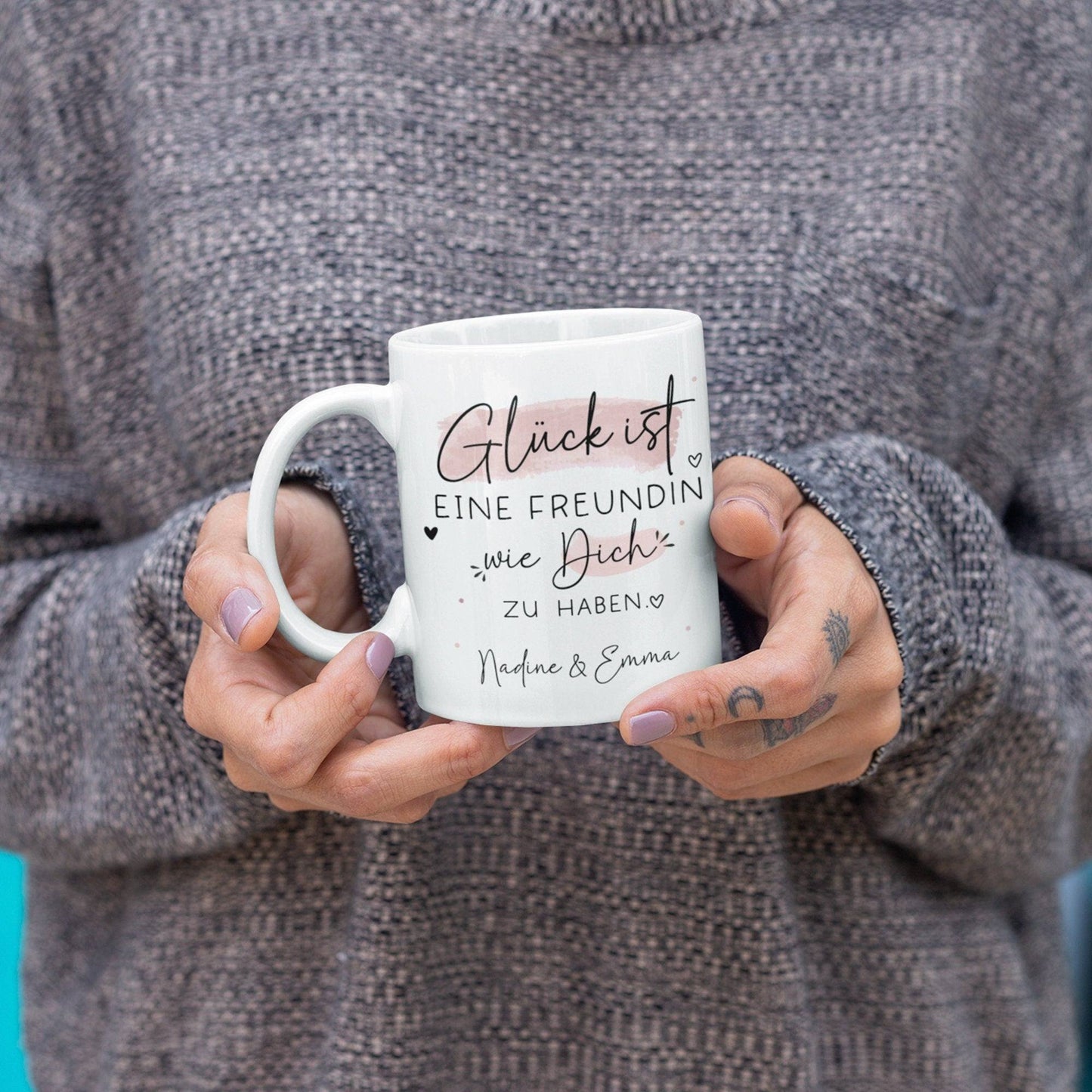 Handgefertigte Personalisierte Tasse – Glück ist eine FREUNDIN wie dich zu haben - Geschenk zum Geburtstag, Ostern, Weihnachten -Wunschnamen  kleinebuchstaben   