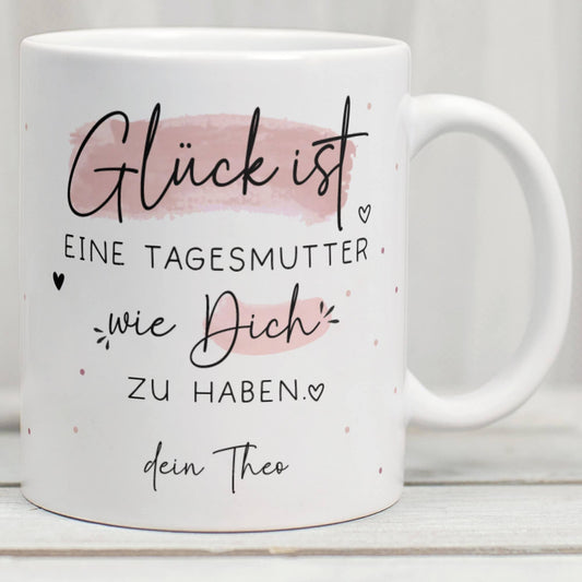 Handgefertigte Personalisierte Tasse mit Wunschnamen – Glück ist eine TAGESMUTTER wie dich zu haben - Geschenk zu Ostern, Weihnachten - Name  kleinebuchstaben Tagesmutter - Weiß  