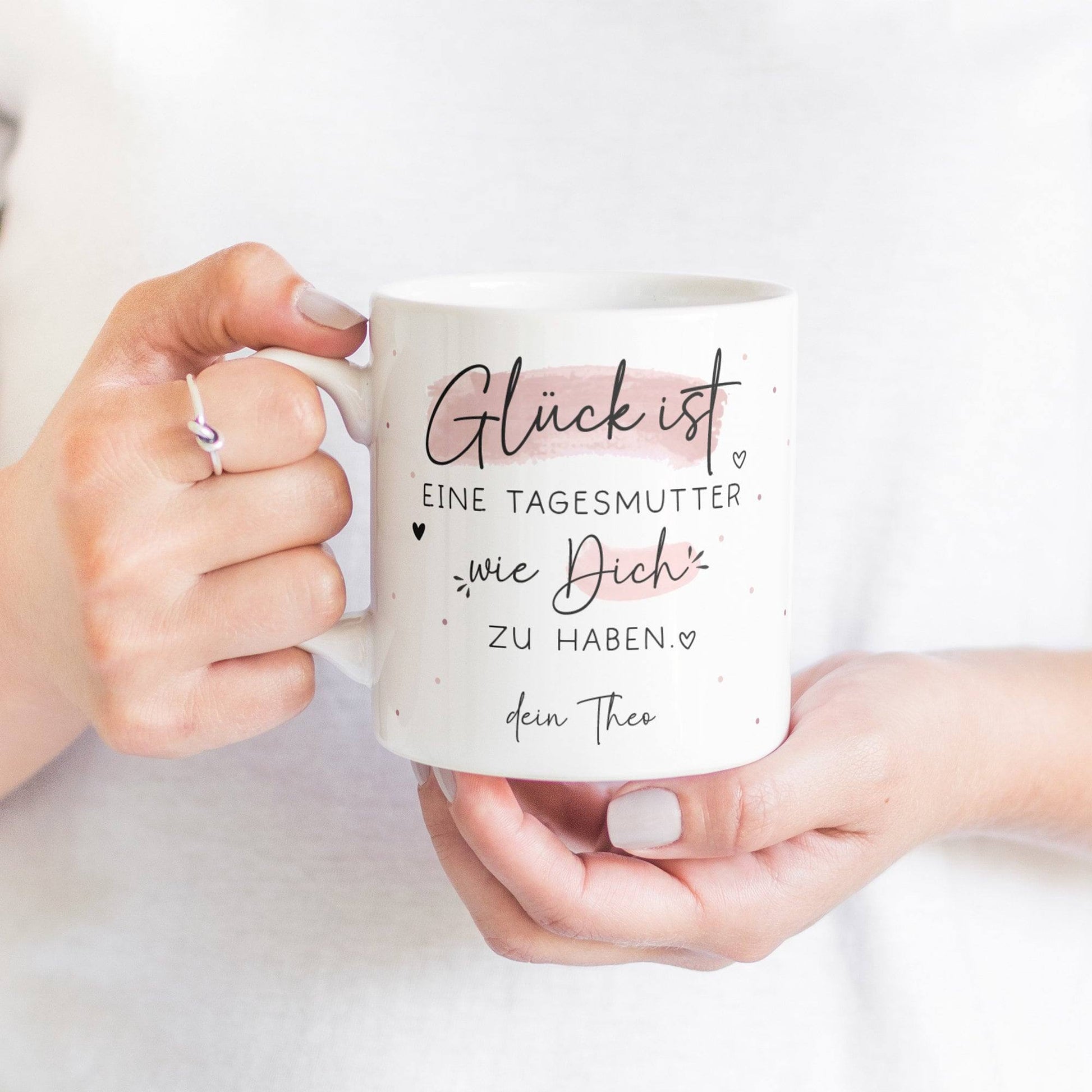 Handgefertigte Personalisierte Tasse mit Wunschnamen – Glück ist eine TAGESMUTTER wie dich zu haben - Geschenk zu Ostern, Weihnachten - Name  kleinebuchstaben   