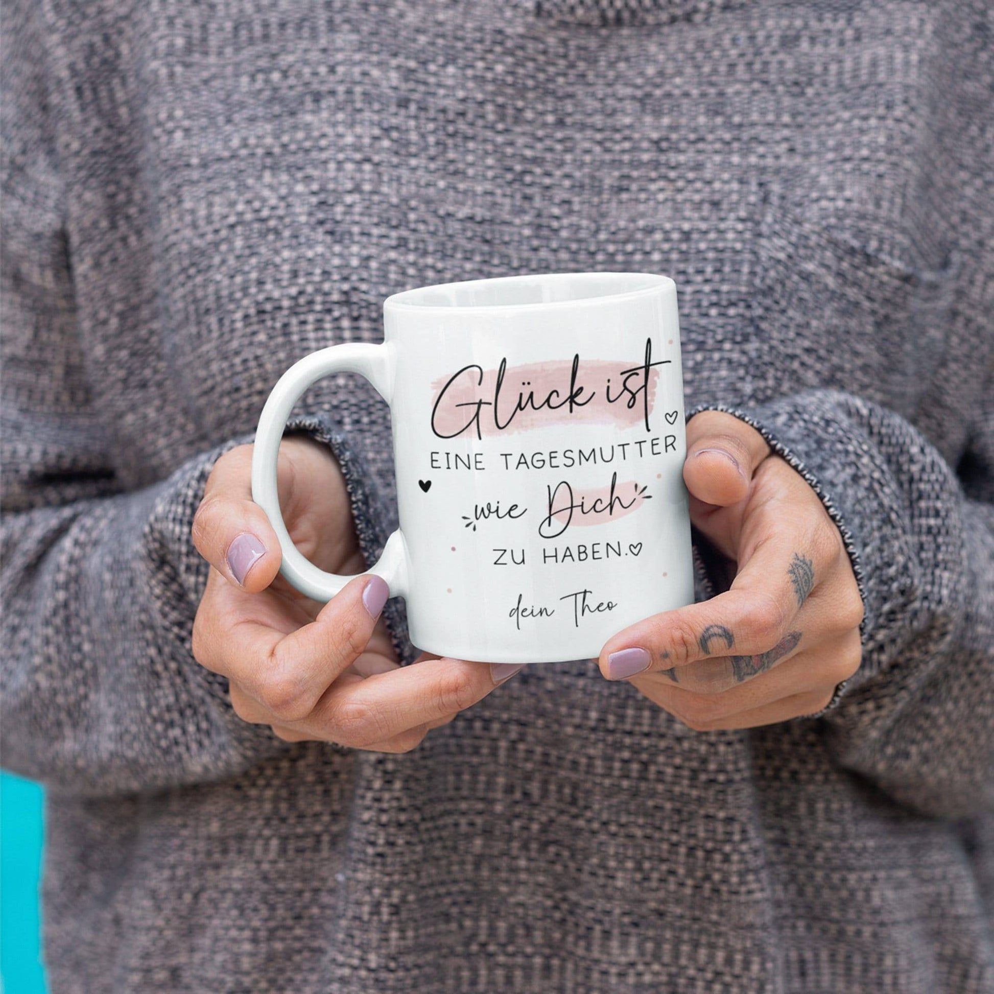 Handgefertigte Personalisierte Tasse mit Wunschnamen – Glück ist eine TAGESMUTTER wie dich zu haben - Geschenk zu Ostern, Weihnachten - Name  kleinebuchstaben   