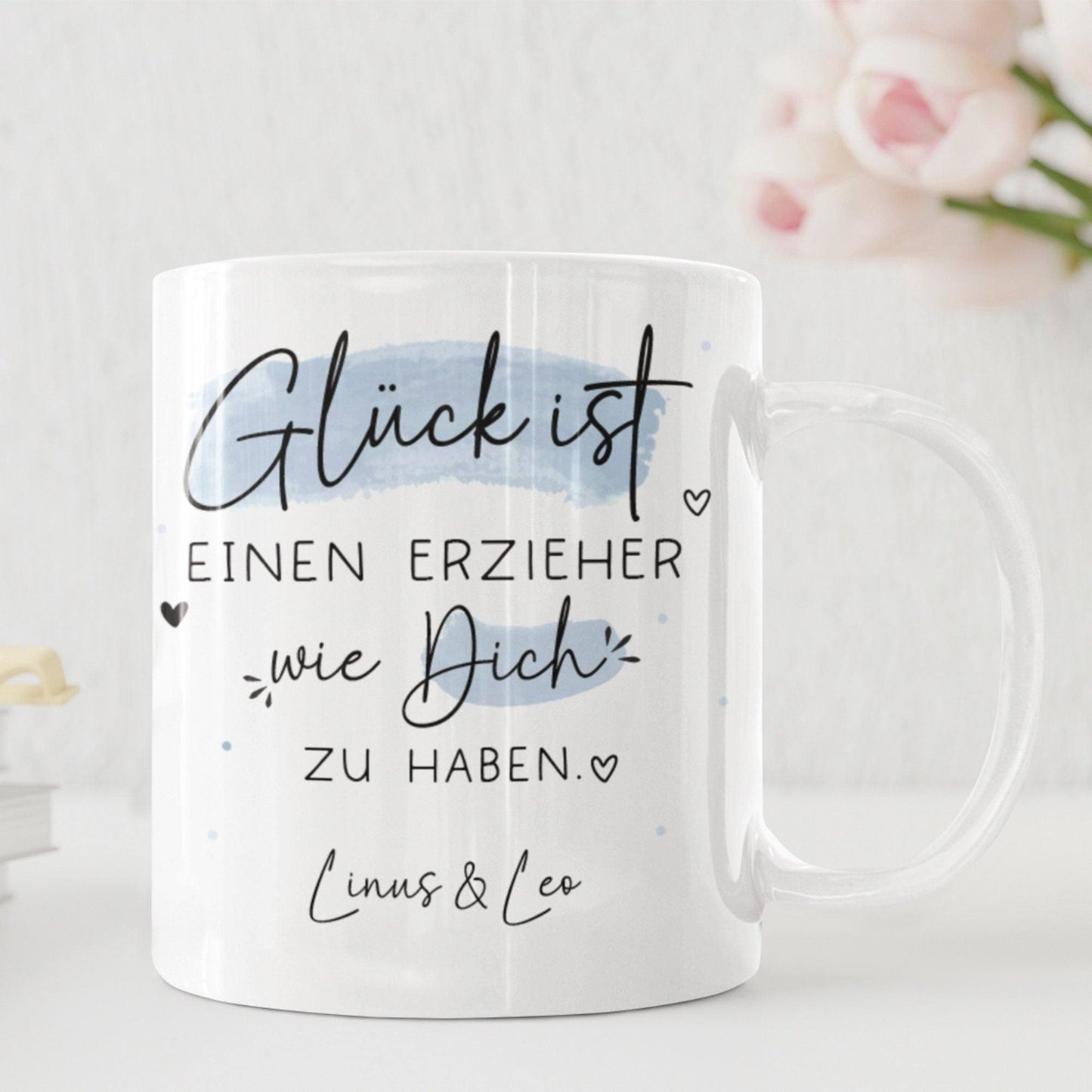 Personalisierte Tasse: "Glück ist einen Erzieher wie dich zu haben".Perfektes Geschenk zum Geburtstag, Ostern, Weihnachten oder zum Abschied  kleinebuchstaben   