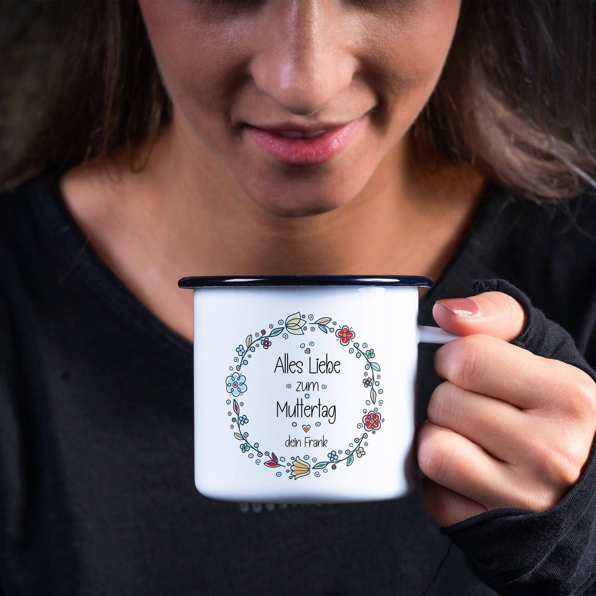 Personalisierte Emaille-Becher Tasse zum Muttertag –"Alles Liebe zum Muttertag [Wunschname]. Persönliches Geschenk zum Geburtstag,Dankeschön  kleinebuchstaben   