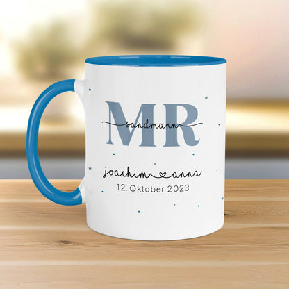 Mr & Mrs Tasse Hochzeit personalisiert mit Wunschnamen und Datum – Namenstasse Hochzeitsgeschenk - Braut Bräutigam – Kaffeetasse - 330 ml  kleinebuchstaben Innen&Henkel-Weiß MR - Blau 