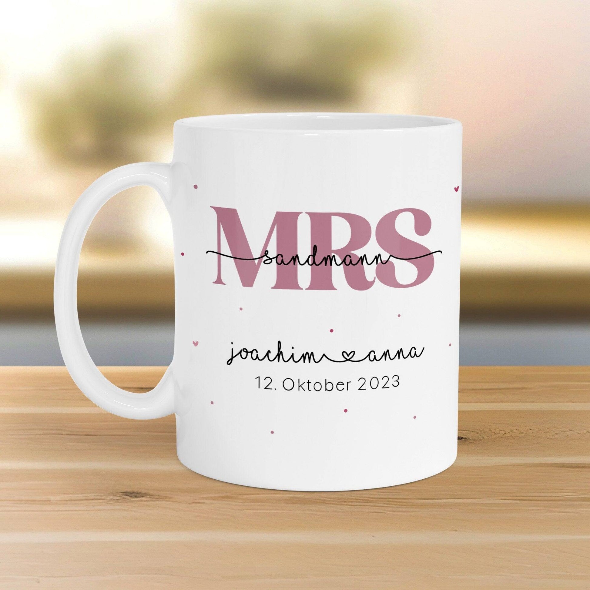 Mr & Mrs Tasse Hochzeit personalisiert mit Wunschnamen und Datum – Namenstasse Hochzeitsgeschenk - Braut Bräutigam – Kaffeetasse - 330 ml  kleinebuchstaben Innen&Henkel-Weiß Mrs - Weiß 