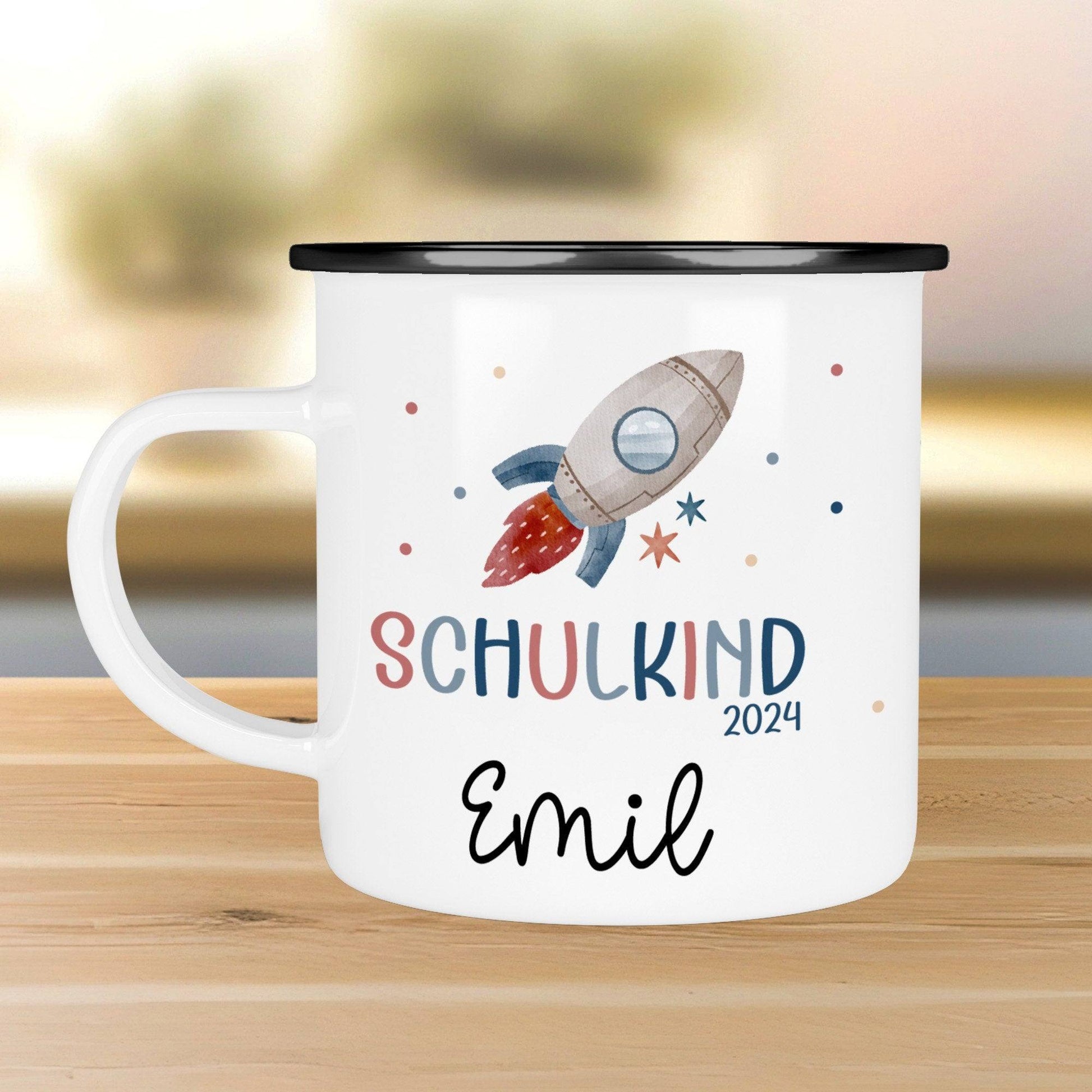 Schulanfang Kindertasse Schulkind 2024 Einschulung Name Emaille Tasse Kind personalisiert Kinder Hubschrauber LKW Rakete Regenbogen Bär Ufo  kleinebuchstaben Rakete Schwarz 