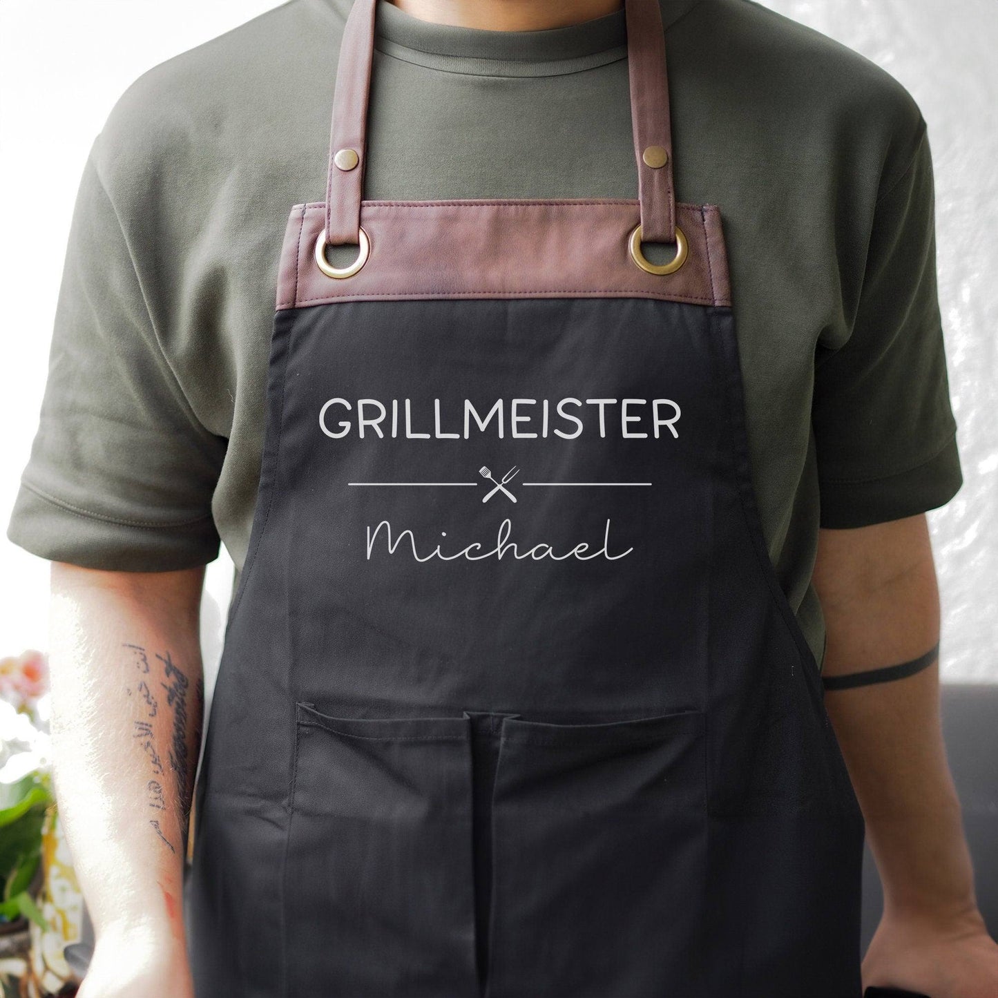 Grillschürze Grillmeister personalisiert für Männer mit Kunstleder Applikation zum 60. Geburtstag -Baumwollschürze, Küchenschürze, Geschenk  kleinebuchstaben Braun - Schwarz Grillmeister 