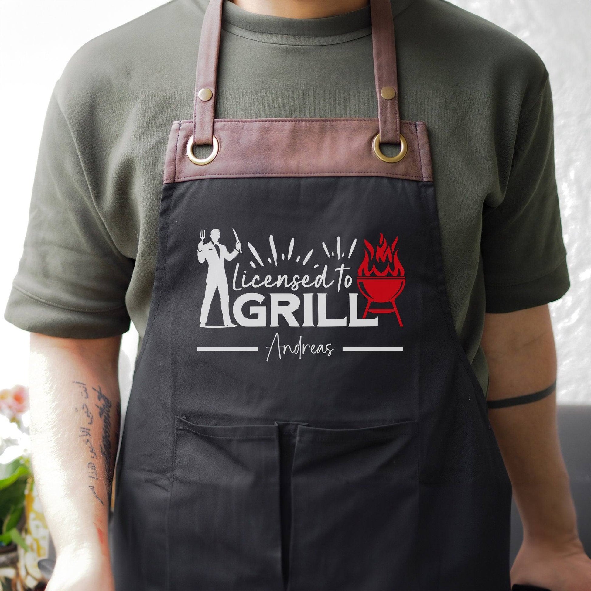 Grillschürze personalisiert Lizenz zum Grillen für Männer mit Name & Kunstleder zum Geburtstag - Weihnachten Baumwollschürze, Küchenschürze  kleinebuchstaben Braun - Schwarz Lizenz zum Grillen 