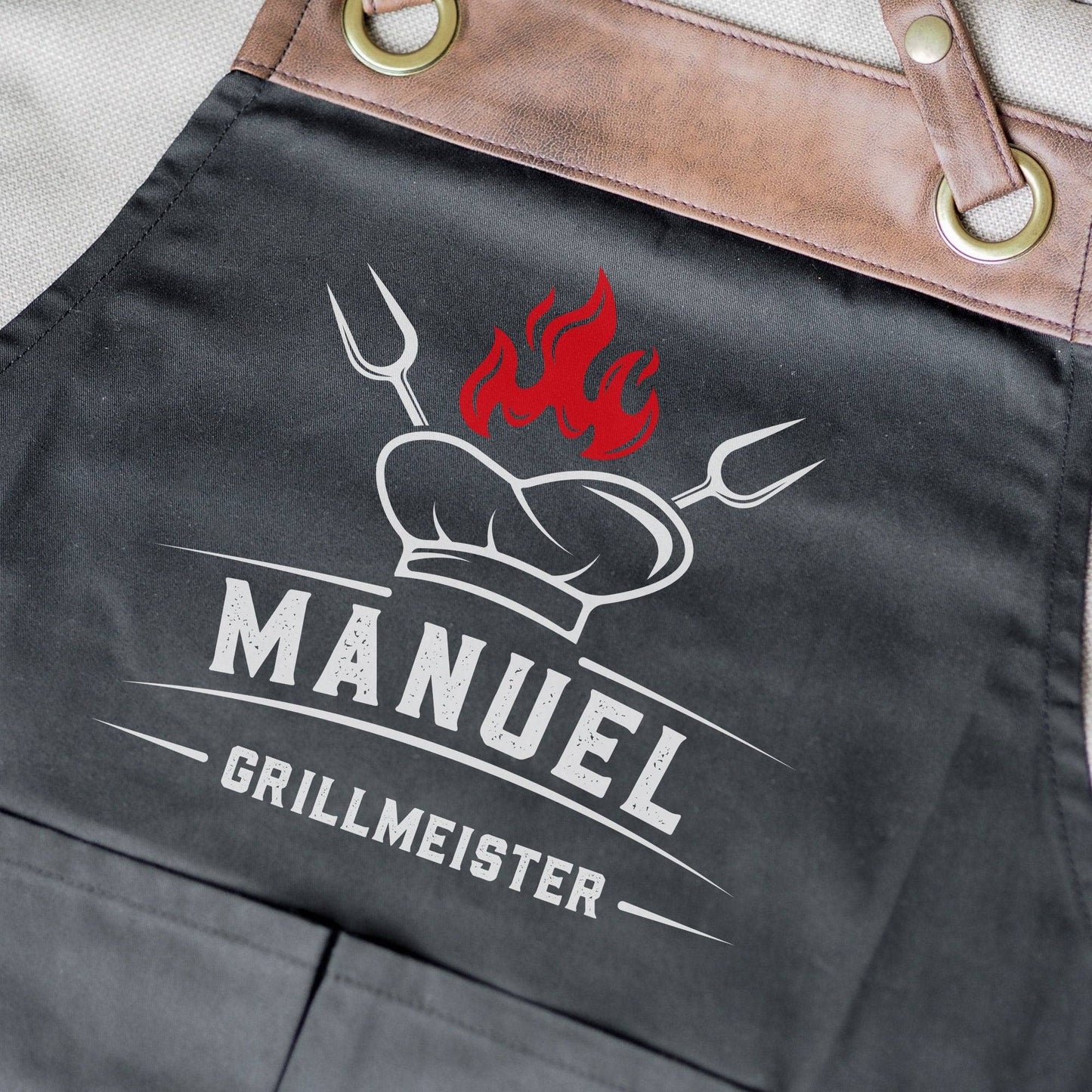 Grillmeister Grillschürze personalisiert für Männer mit Namen Kunstleder Applikation zum Geburtstag, Weihnachten Baumwollschürze, Geschenk  kleinebuchstaben   