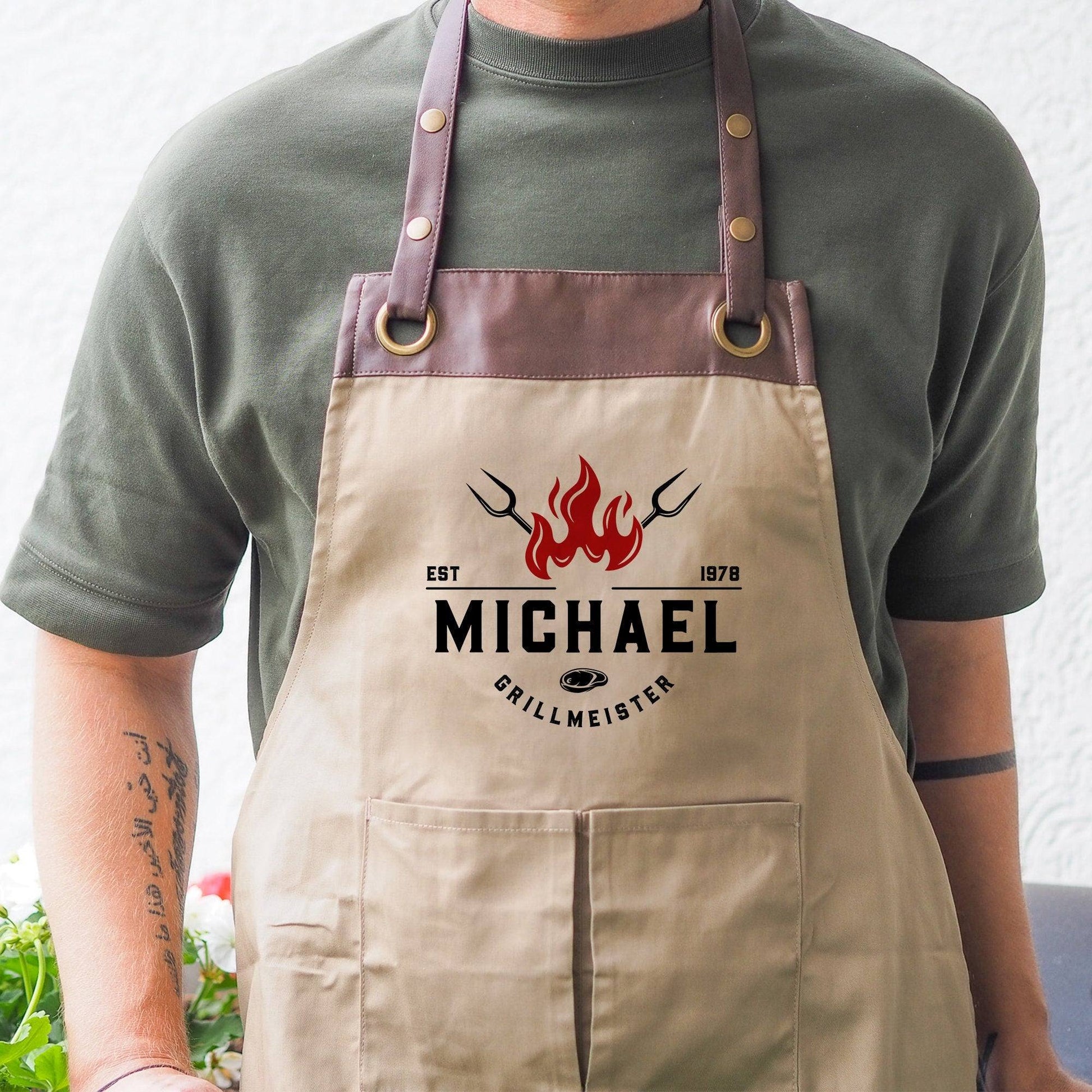 Grillmeister Grillschürze personalisiert für Männer mit Namen Kunstleder Applikation zum Geburtstag, Weihnachten Baumwollschürze, Geschenk  kleinebuchstaben Braun - Beige Flamme Grillmeister 