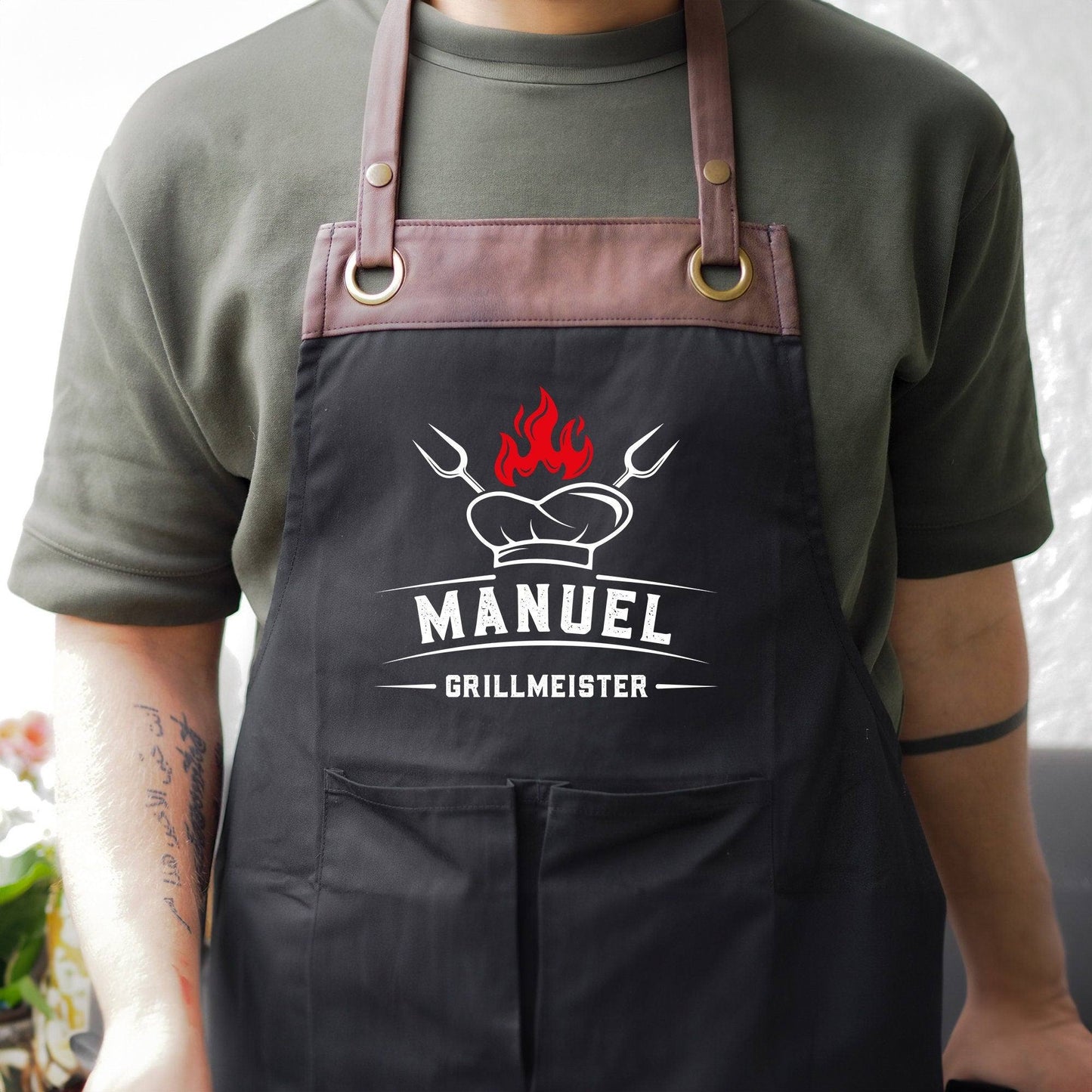 Grillschürze Kochmütze personalisiert für Männer mit Name Kunstleder Applikation zum Geburtstag - Weihnachten Baumwollschürze, Küchenschürze  kleinebuchstaben Braun - Schwarz Flamme Grillmeister 