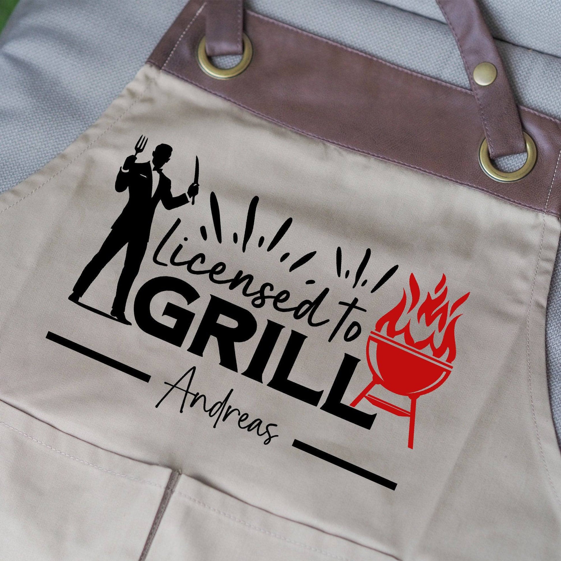 Grillschürze personalisiert Lizenz zum Grillen für Männer mit Name & Kunstleder zum Geburtstag - Weihnachten Baumwollschürze, Küchenschürze  kleinebuchstaben   