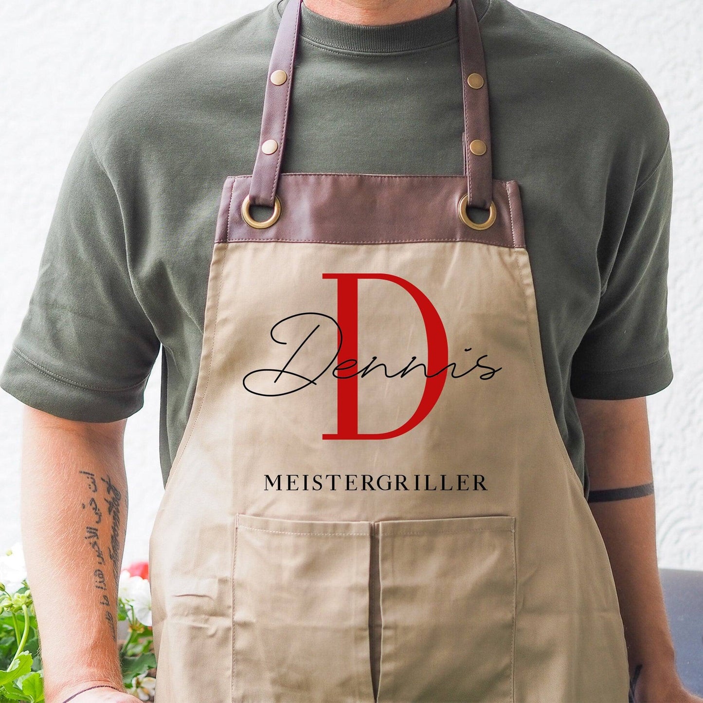 Premium Grillschürze personalisiert für Männer mit Namen Kunstleder Applikation zum Geburtstag, Weihnachten Baumwollschürze, Küchenschürze  kleinebuchstaben Braun - Beige Buchstaben 