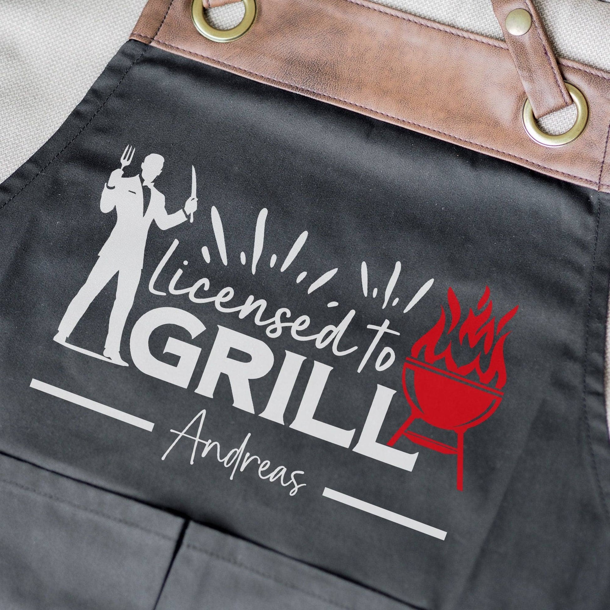 Grillschürze personalisiert Lizenz zum Grillen für Männer mit Name & Kunstleder zum Geburtstag - Weihnachten Baumwollschürze, Küchenschürze  kleinebuchstaben   