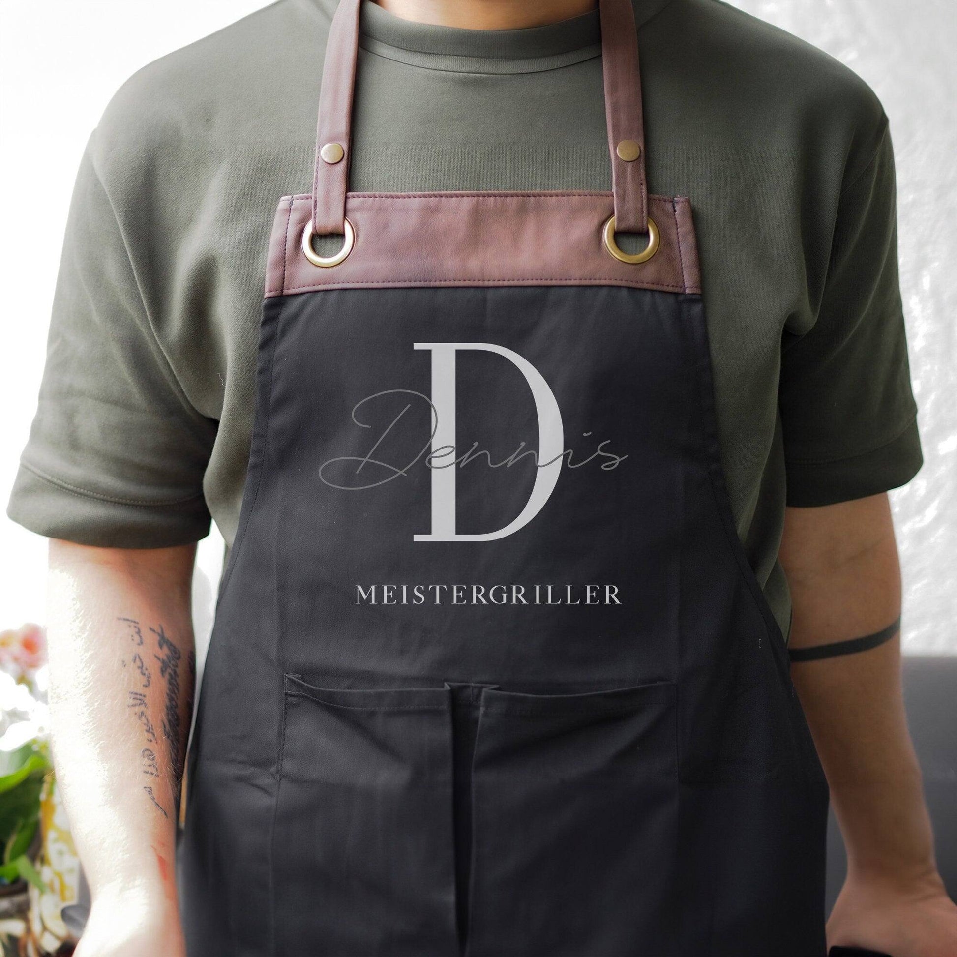 Grillschürze personalisiert für Männer mit Name Kunstleder Applikation zum Geburtstag - Geschenk Weihnachten Baumwollschürze, Küchenschürze  kleinebuchstaben Buchstaben  