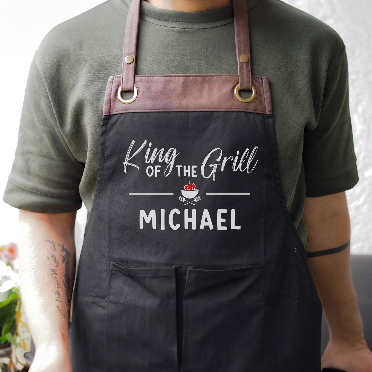 Grillschürze personalisiert für Männer mit Name Kunstleder Applikation zum Geburtstag - Geschenk Weihnachten Baumwollschürze, Küchenschürze  kleinebuchstaben King of the Grill  