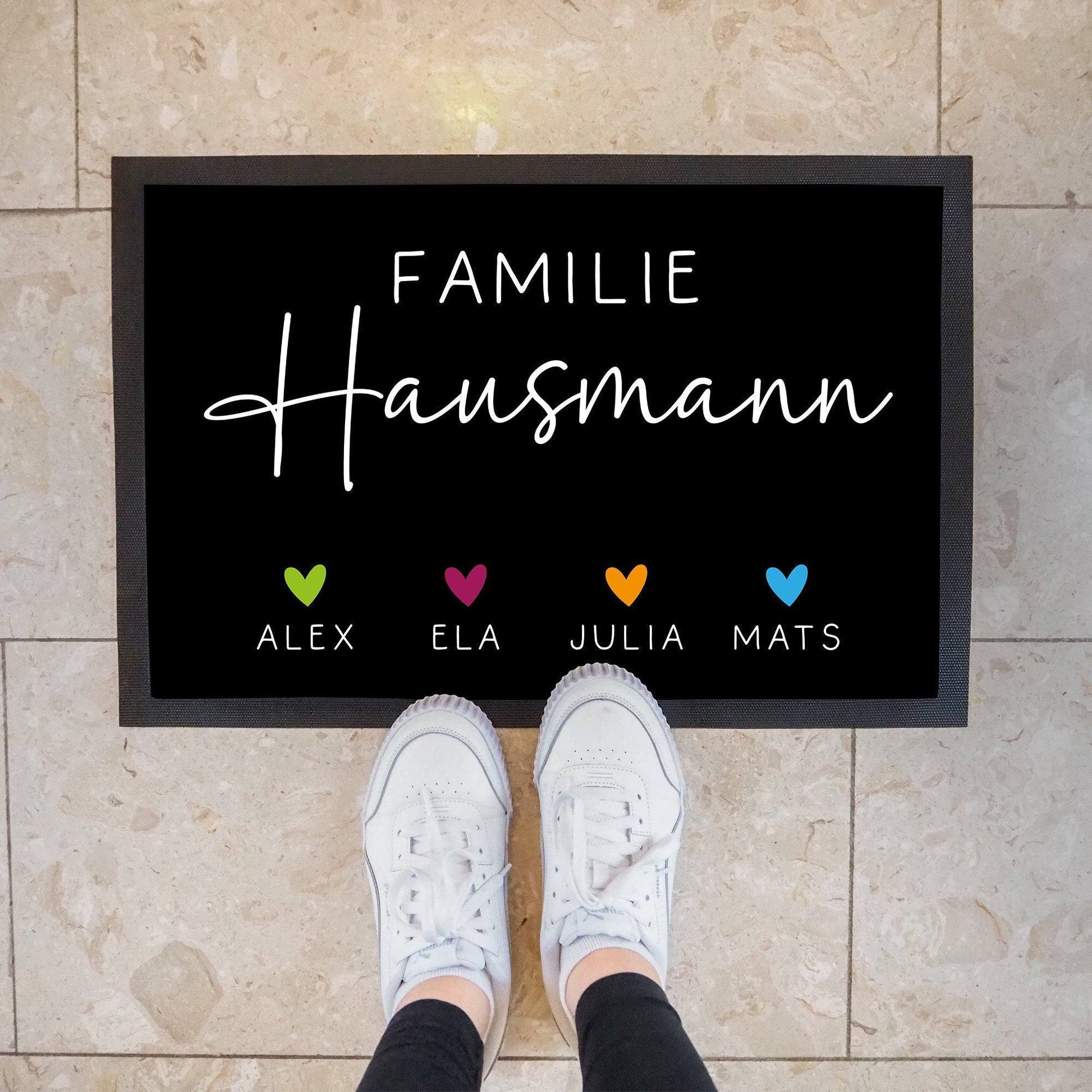 Personalisierte Fußmatte - Fussmatte mit Wunschnamen | Familie mit Herzen | 60x40 cm | Geschenkidee zum Umzug, Einzug für Familien, Umzug  kleinebuchstaben   