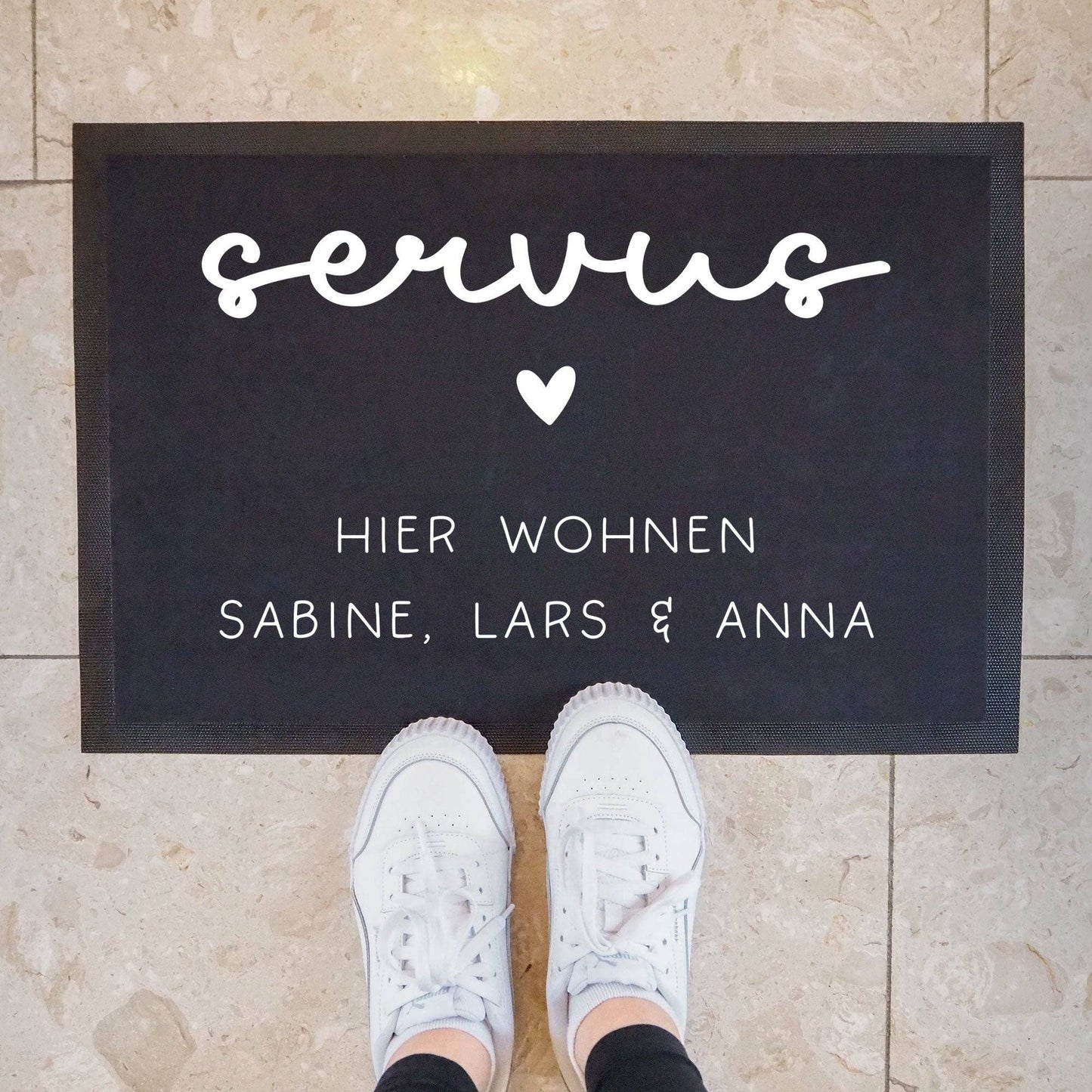 Personalisierte Fußmatte - Fussmatte mit Wunschnamen | Servus - Hier wohnen | 60x 40 cm | Geschenkidee zum Umzug, Einzug für Familien, Umzug  kleinebuchstaben   