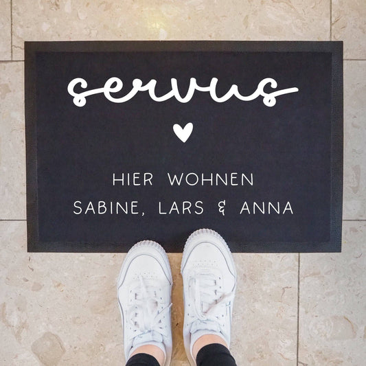 Personalisierte Fußmatte - Fussmatte mit Wunschnamen | Servus - Hier wohnen | 60x 40 cm | Geschenkidee zum Umzug, Einzug für Familien, Umzug  kleinebuchstaben   