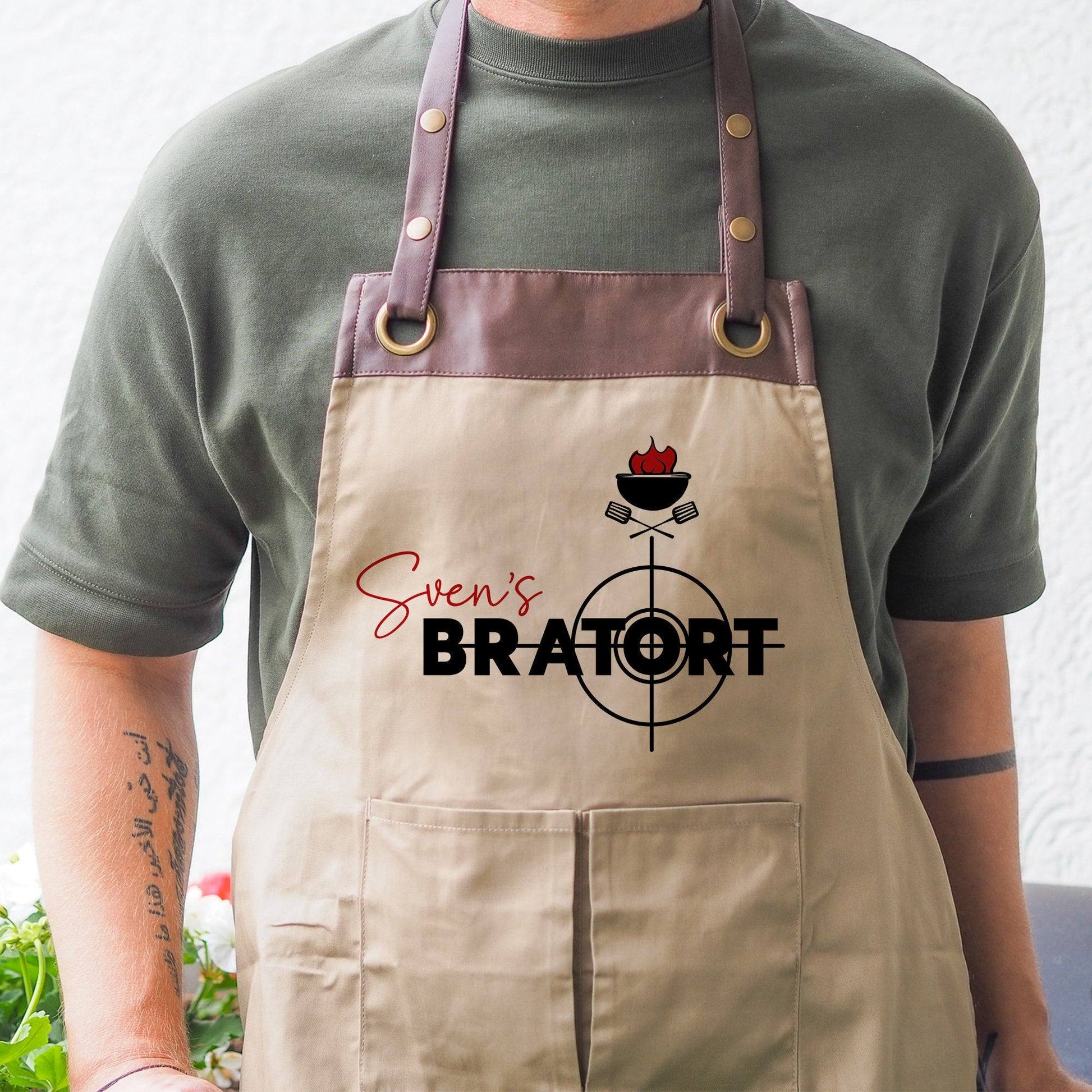 Personalisierte Premium Grillschürze Bratort Schürze mit Kunstleder Applikation | Kochschürze | Grillschürze mit Wunschnamen | Geschenkidee  kleinebuchstaben Braun - Beige Bratort 