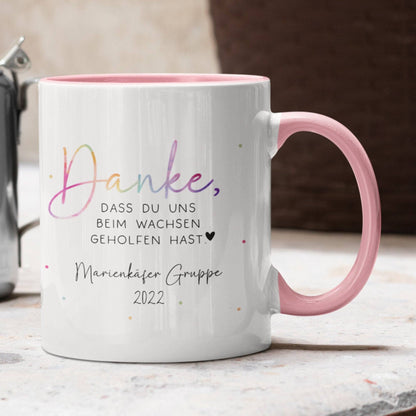 Personalisierte Tasse Danke, dass du uns beim Wachsen geholfen hast - Kindergarten Abschied - Tasse Erzieherin - Personalisiert - Geschenk  kleinebuchstaben Innen& Henkel - Rosa  