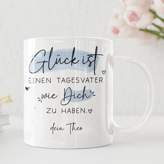 Personalisierte Tasse Tagesvater Name mit Spruch "Glück ist, einen Tagesvater wie dich zu haben". Ideales Geschenk für Geburtstage, Ostern Weihnachten.  kleinebuchstaben   