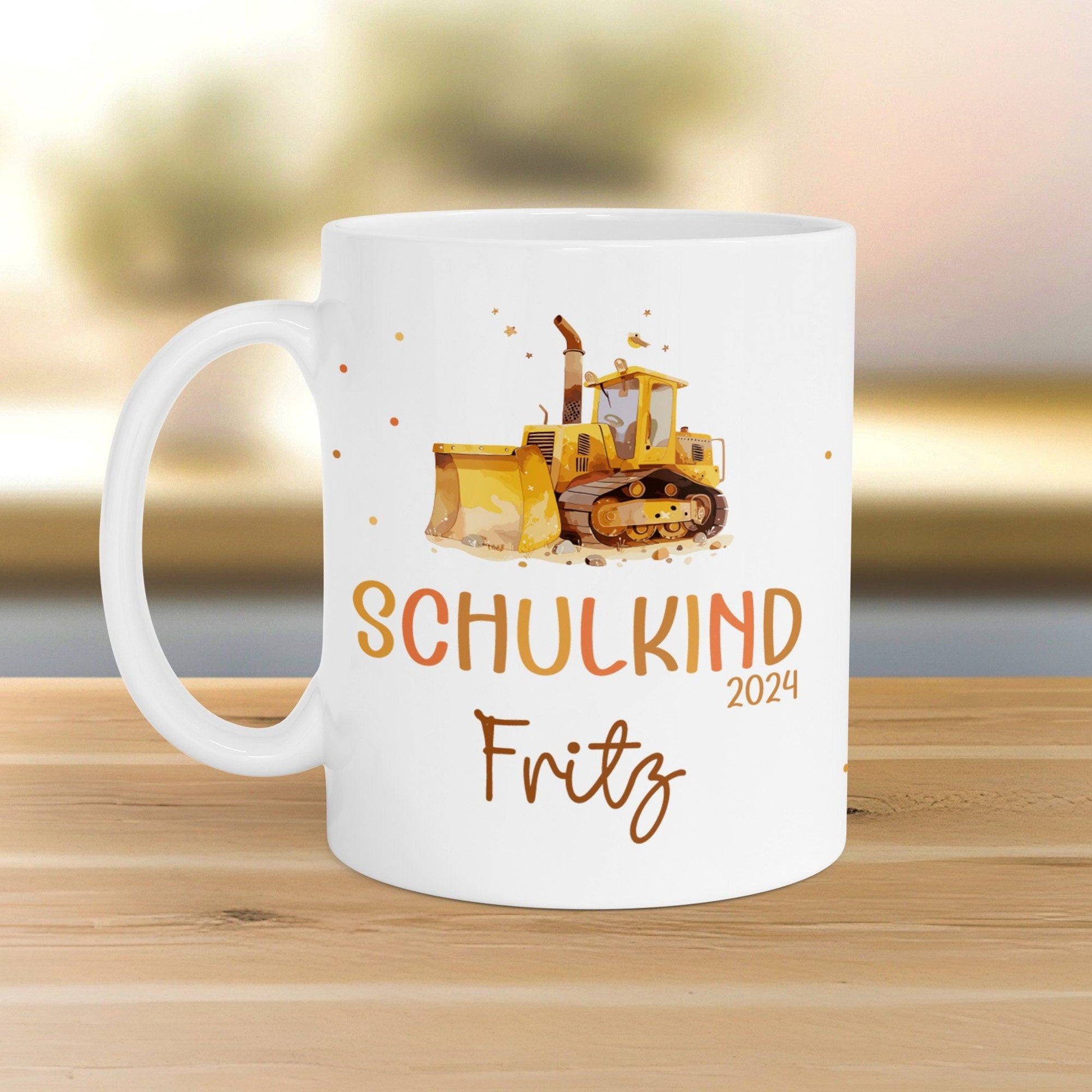 Schulkind 2024 Tasse Kindertasse, Wunschnamen Bagger Motiv, Personalisierte Einschulung Geschenk  kleinebuchstaben   